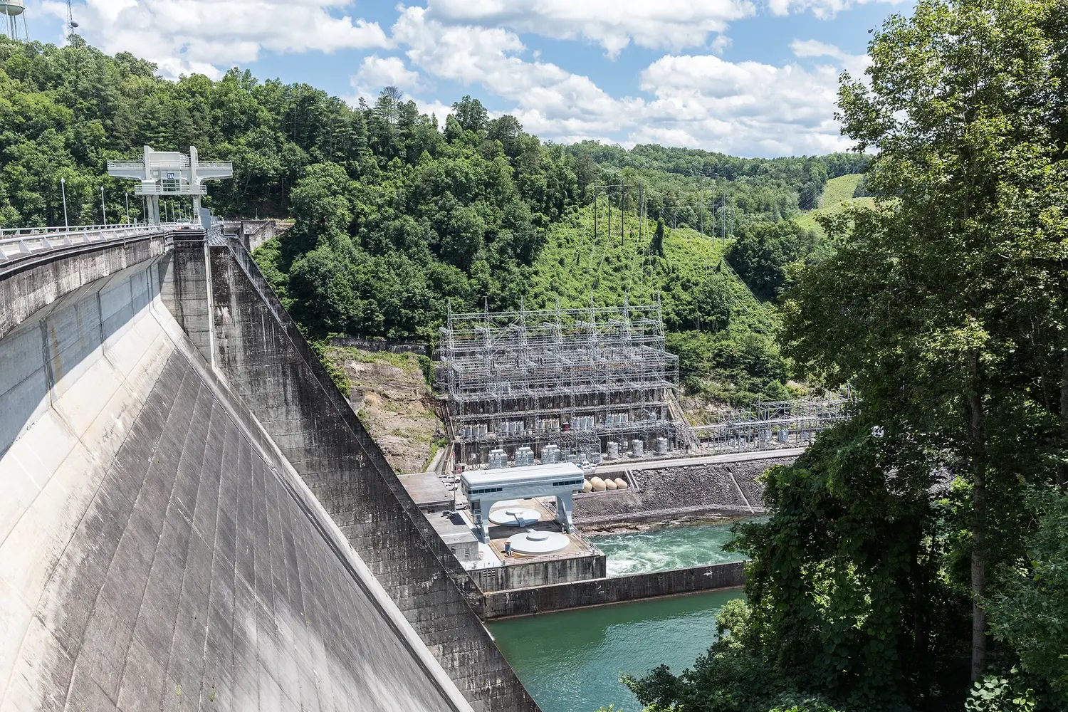 Photo of the Hiawassee Dam, with renewable energy infrastructure in the background